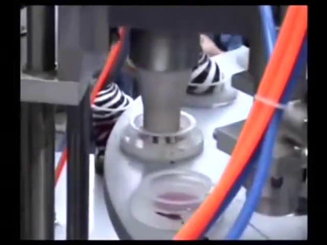 Semi-automatische mini roterende ijs Cup-vulling en sluitmachine